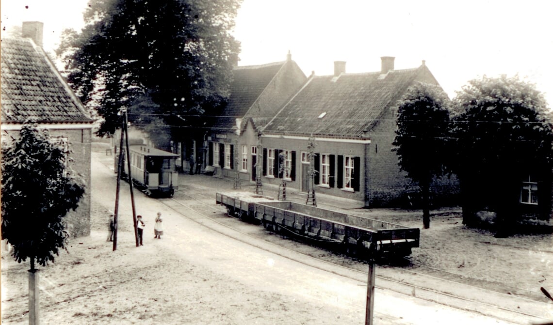 Circa 1906. Een tram en twee goederenwagons op de wissel bij het raadhuis, foto 71692