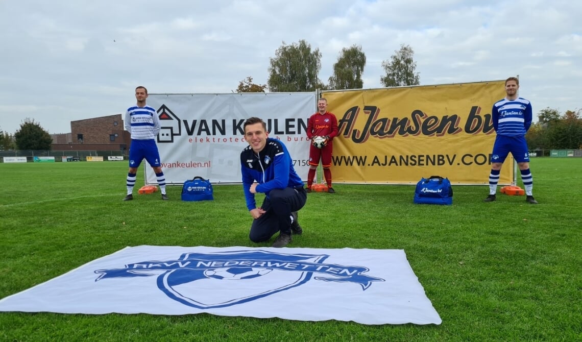 V.l.n.r. Tom Raaijmakers (uittenue), Jordy van den Boogaard (keeper), Willem Van Rooij (thuistenue). Zittend: Roy Sleegers (trainingspak)