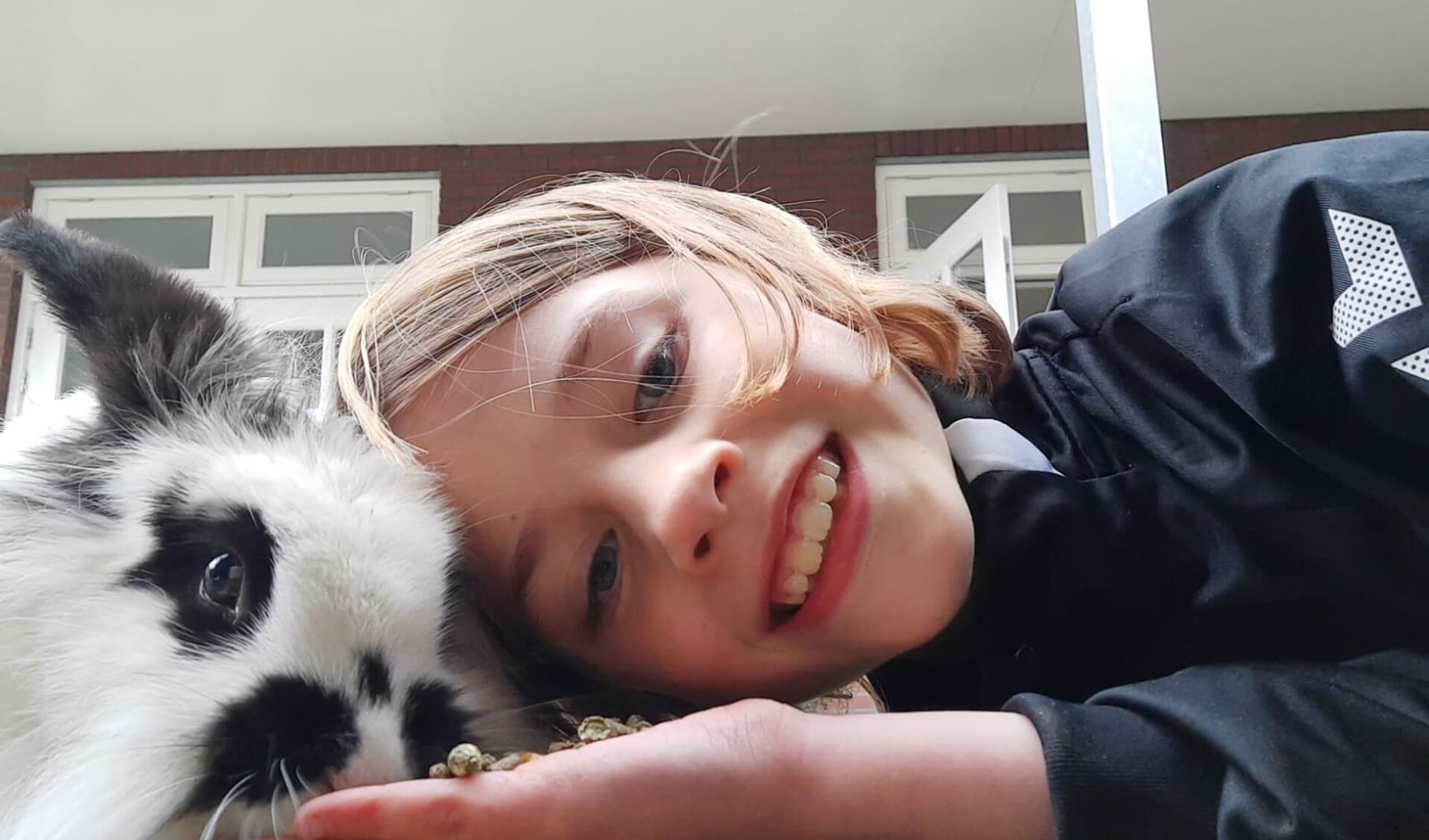 Sofie met haar konijn Zwart-witje