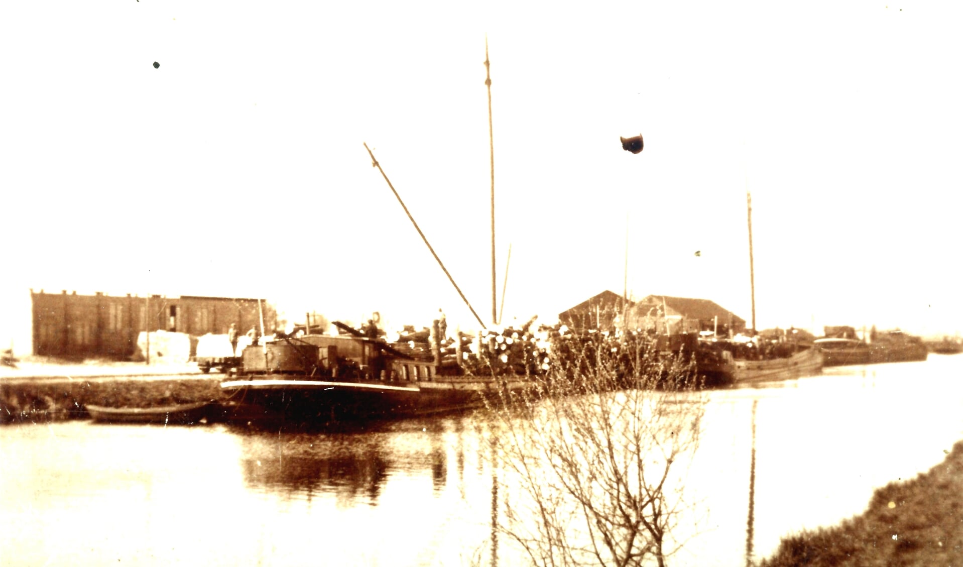Foto: 1947. De oude haven van de gemeente Son en Breugel aan de Kanaaldijk Zuid. (12778)