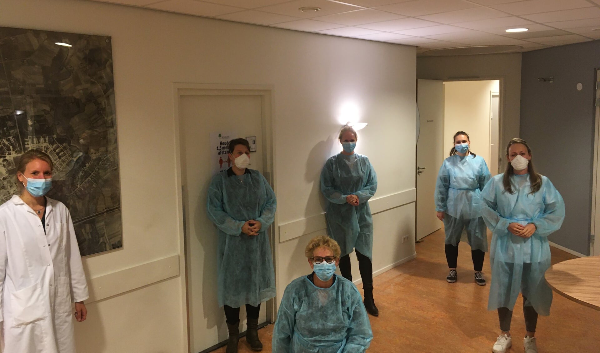 Huisarts Bertine Eshuis (l) en de assistentes staan klaar om de griepspuit te zetten