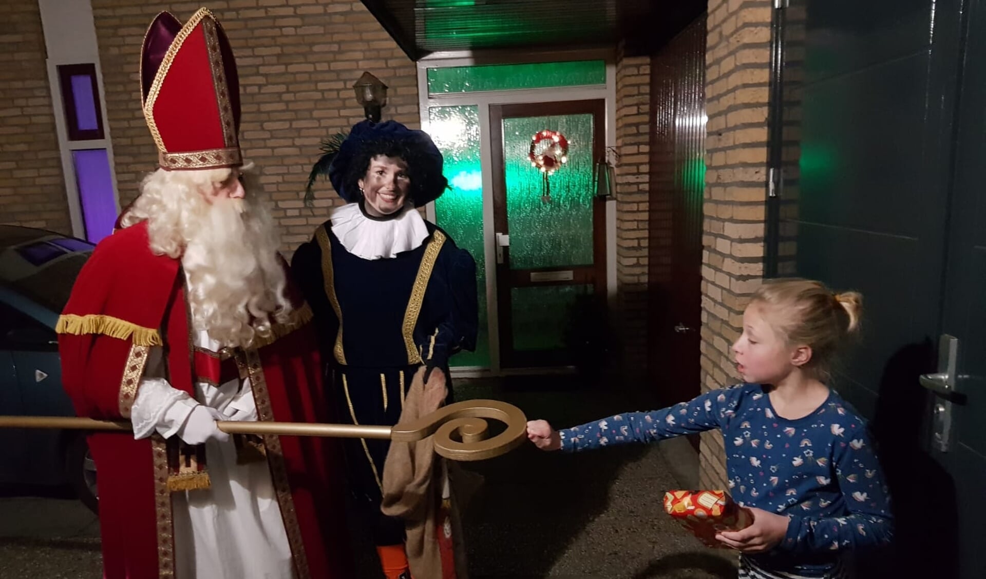 Jente heeft haar kadootje in ontvangst genomen van Sinterklaas