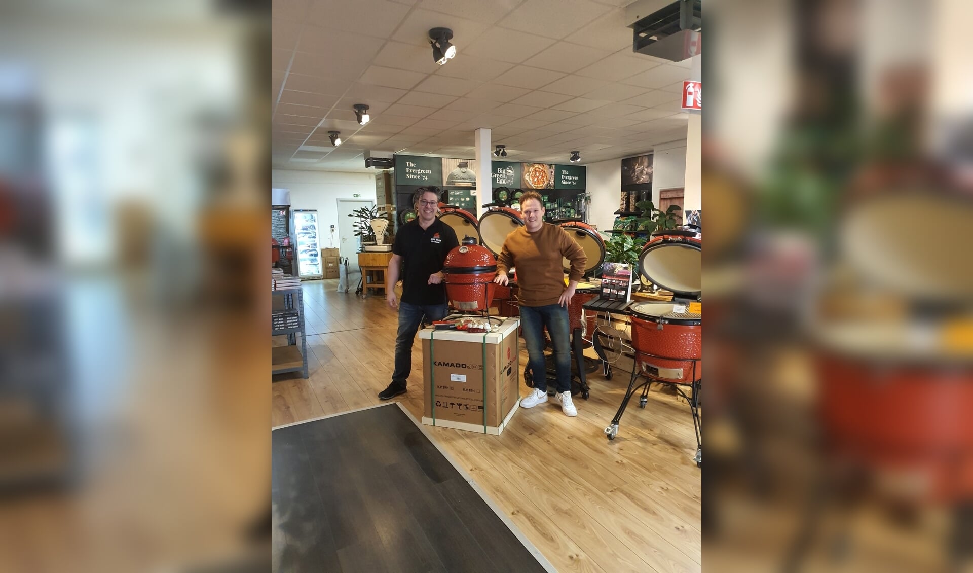 Carel Sarton van BBQ Shop Brabant overhandigt de hoofdprijs aan Jeroen Coppens