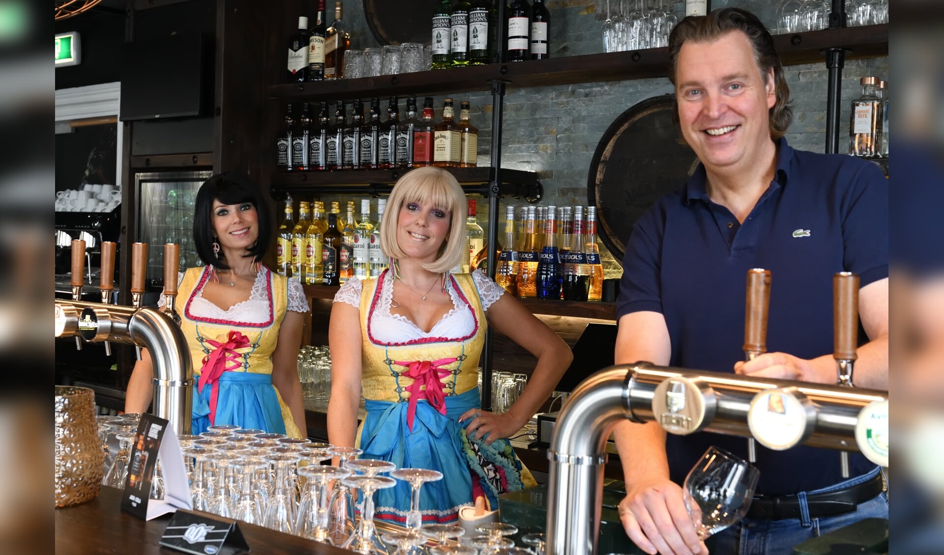 Toon Welten achter de bar in Grand-café Het Raadhuys met De Alpen Zusjes (archieffoto) 