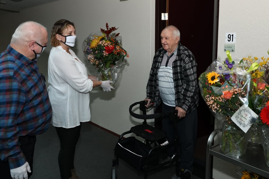De bloemen worden bezorgd bij de bewoners van Berkenstaete