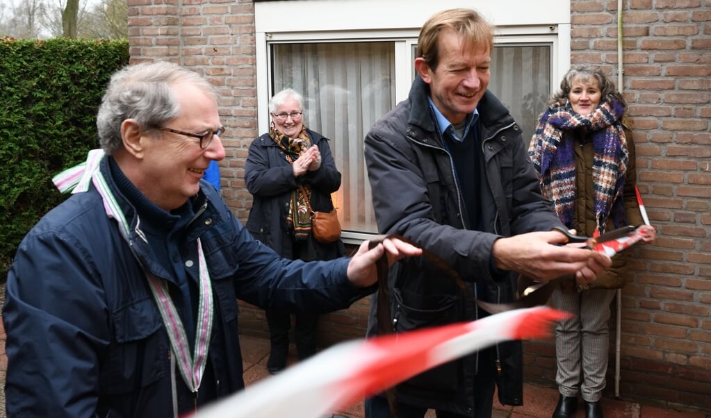 Sjef den Uijl (voorgrond) en Othon Eijsbouts knippen het rood-witte lint door. Op de achtergrond Titia Braam (r) en Marijke den Uijl