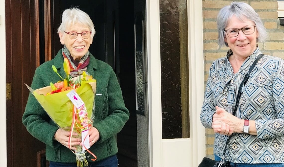 <p>Joke Mennen op bezoek bij vaste bezoeker mevrouw Etman</p>