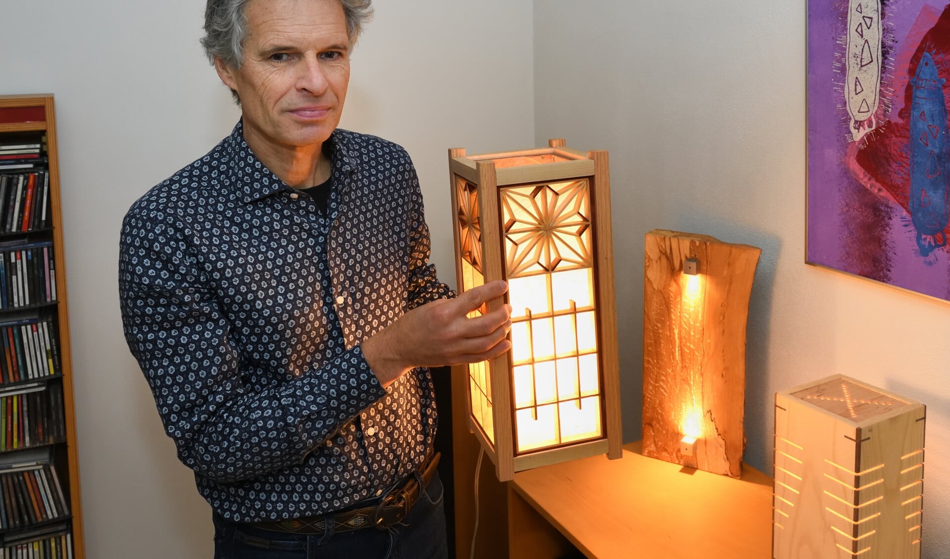 Rob houdt een zelfgemaakte lamp vast (archieffoto)