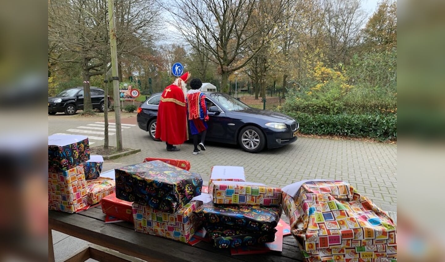 De drive thru Zonhove waar de kinderen werden verwelkomd door Sinterklaas en zijn Pieten