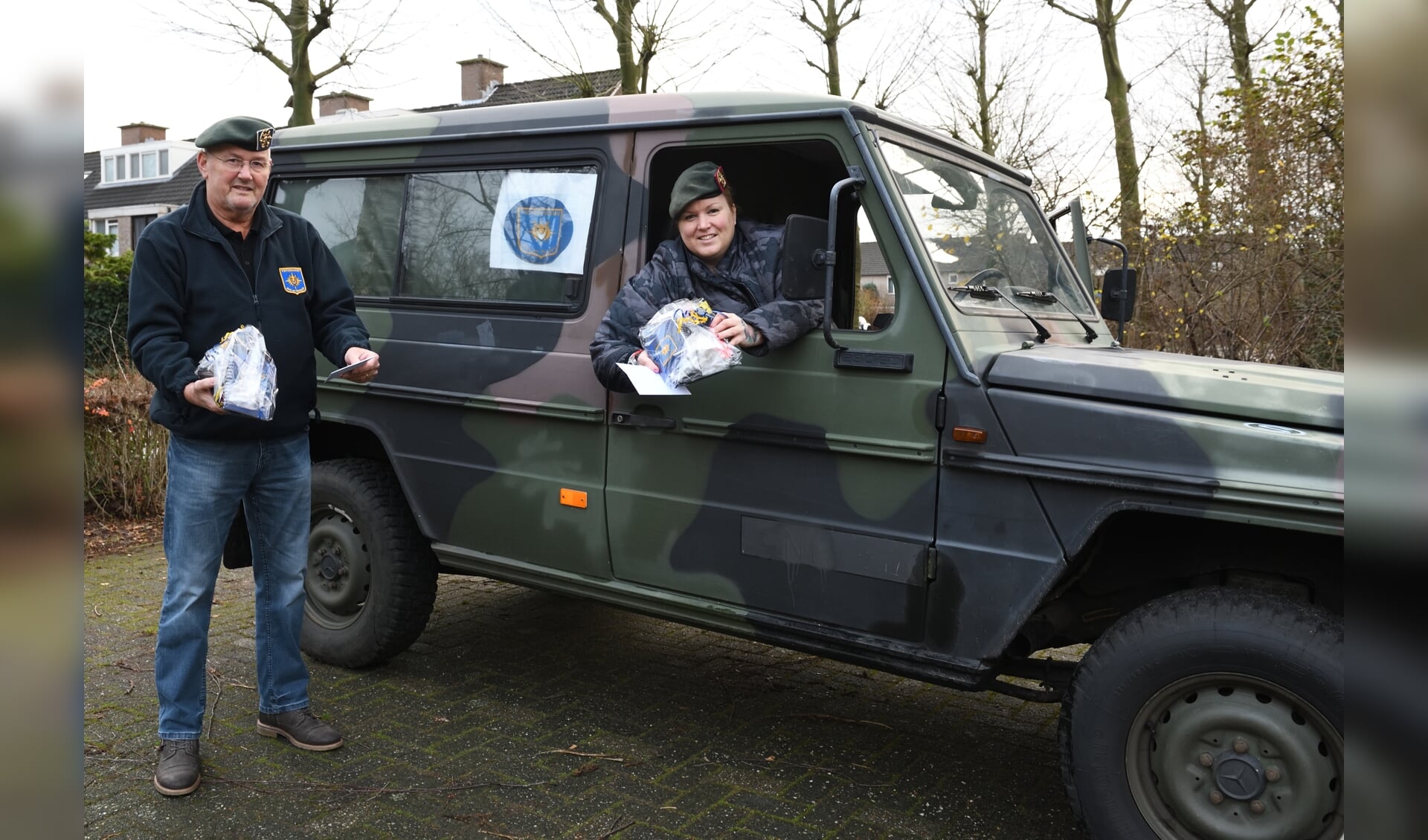 Cees en Hedwig bij de legerjeep