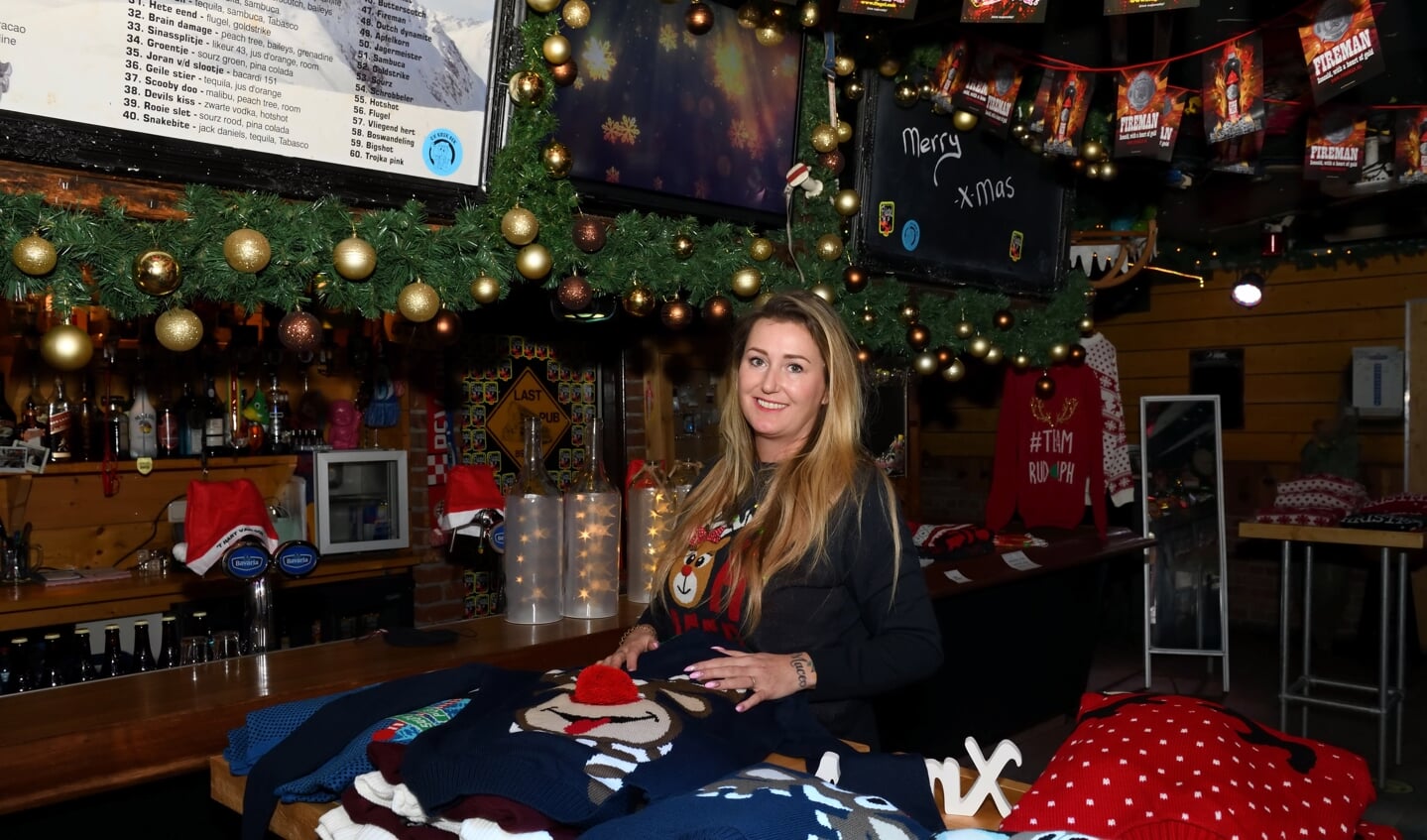Linda verkocht de foute kersttruien vanuit haar café