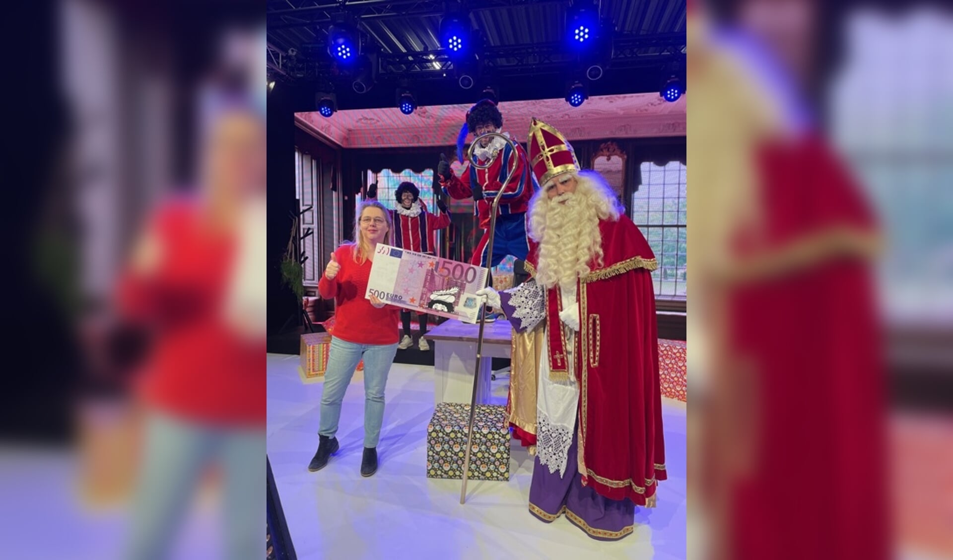 Wendy Bekkers overhandigd Sinterklaas de cheque van 500 euro voor het Sint-Nicolaascomité