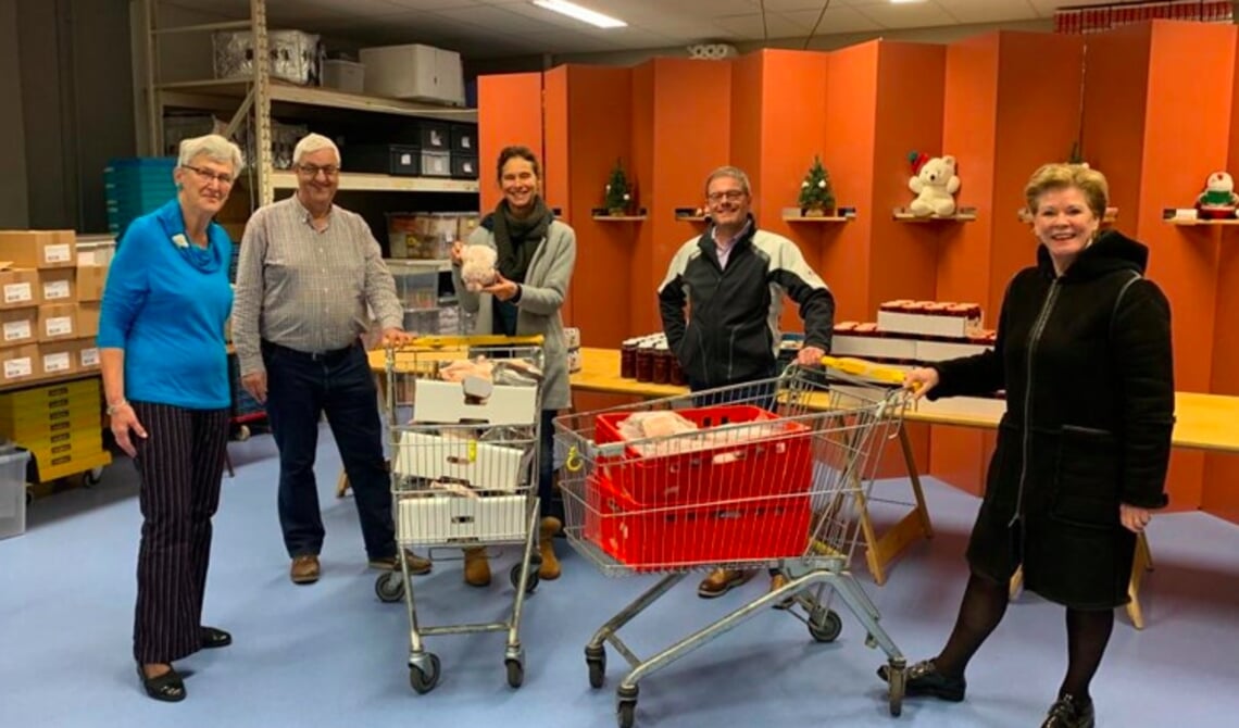 Een vertegenwoordiging van de leden van Rotaryclub Boxtel - Oirschot - Haaren overhandigt 100 rollades en braadkippen aan Frans en Mia van Rosendaal en Jan van Loenhout van de Voedselbank Best e.o.