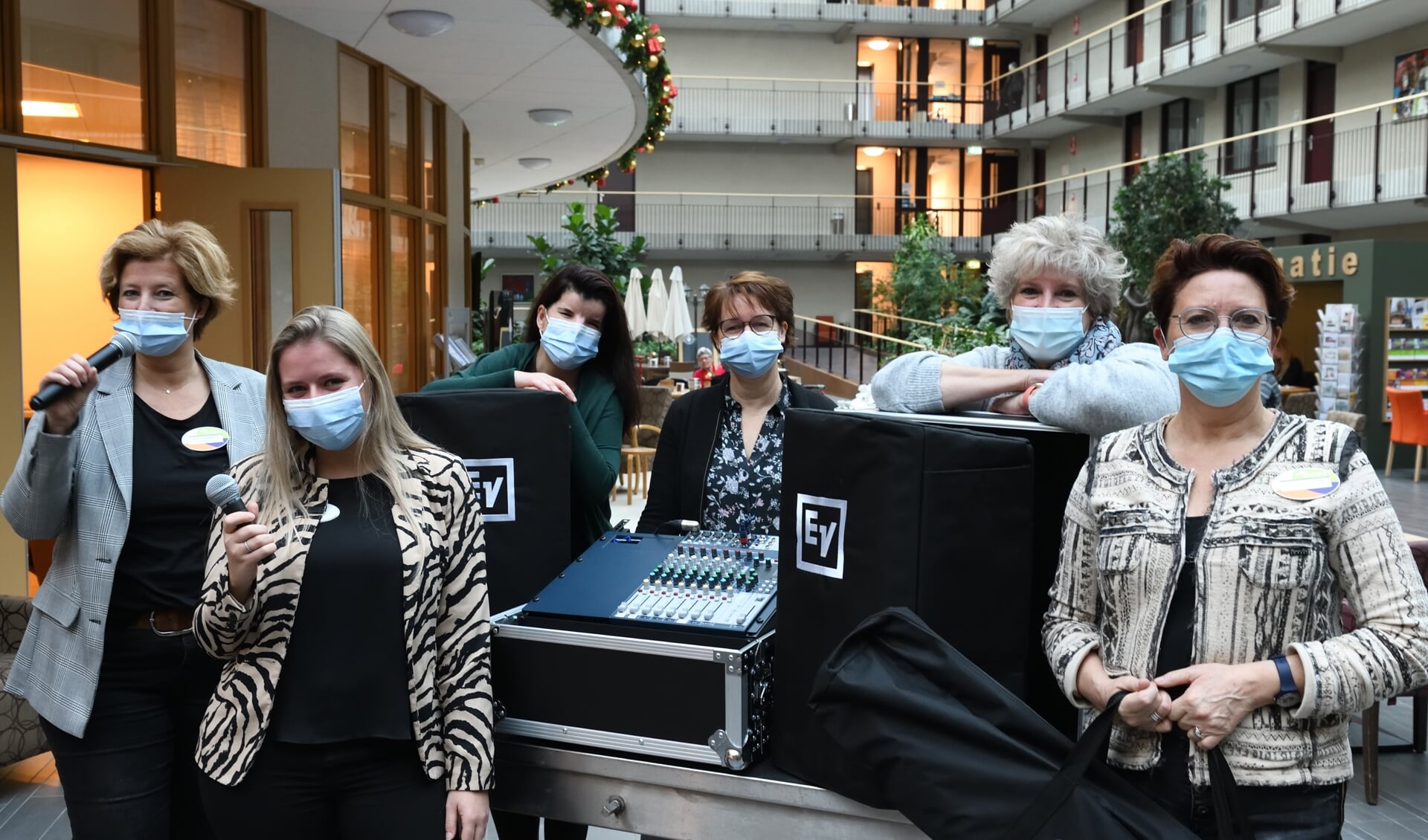 Het team van de dagbesteding met Karen (l), Desirée (2e van rechts) en Hermine (r) bij de nieuw aangeschafte geluidsinstallatie