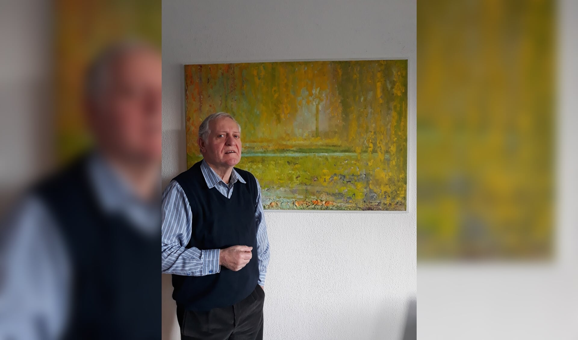 Bert van den Heuvel bij een van zijn schilderijen