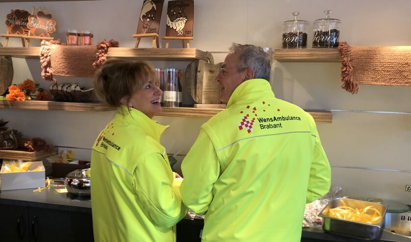 Ellen en Wan maken de lekkere pakketjes voor de vrijwilligers | Fotonummer: 8480fe