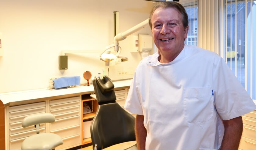 Tandarts Kool in zijn praktijkruimte | Fotonummer: ac78e2