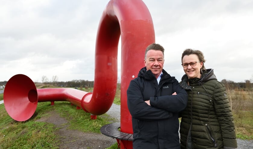 Martien (l) en Mireille (r) bij het kunstwerk 'Het Oor' langs de A50 | Fotonummer: b6b141