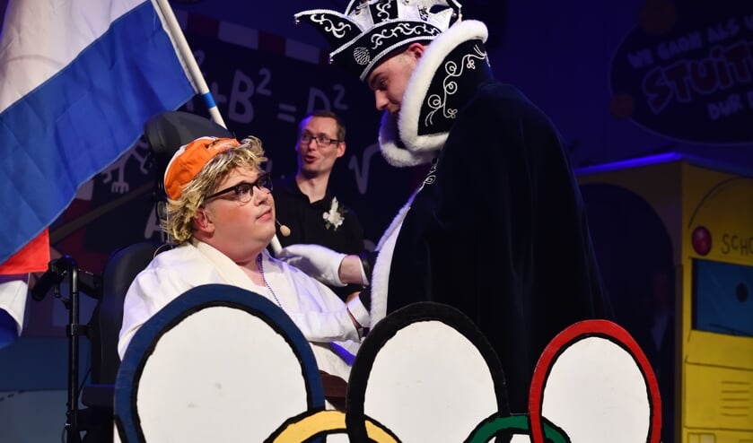 Maikel wordt na zijn buut bedankt door Prins Bas | Fotonummer: a9dfe2