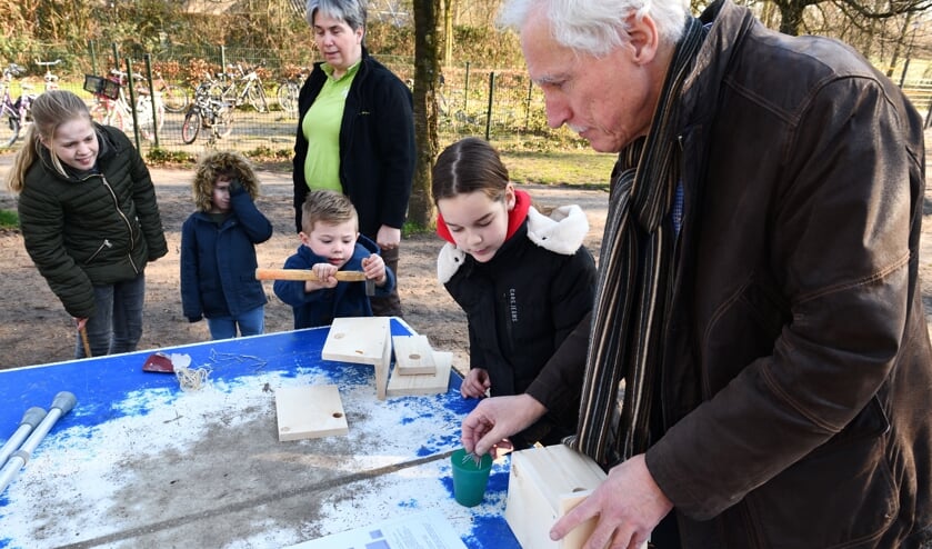 Wethouder Boersma helpt de leerlingen met het maken van een nestkastje | Fotonummer: 11c8b1