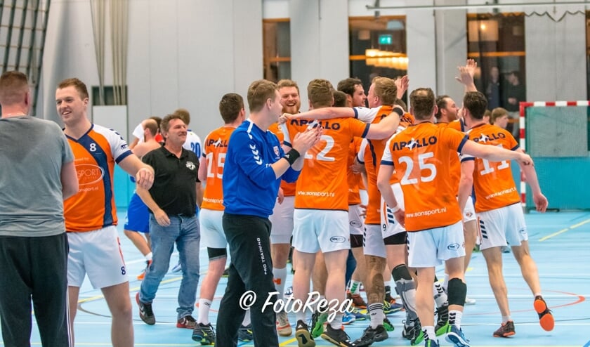 De handballers vieren hun overwinning | Fotonummer: 9050ad