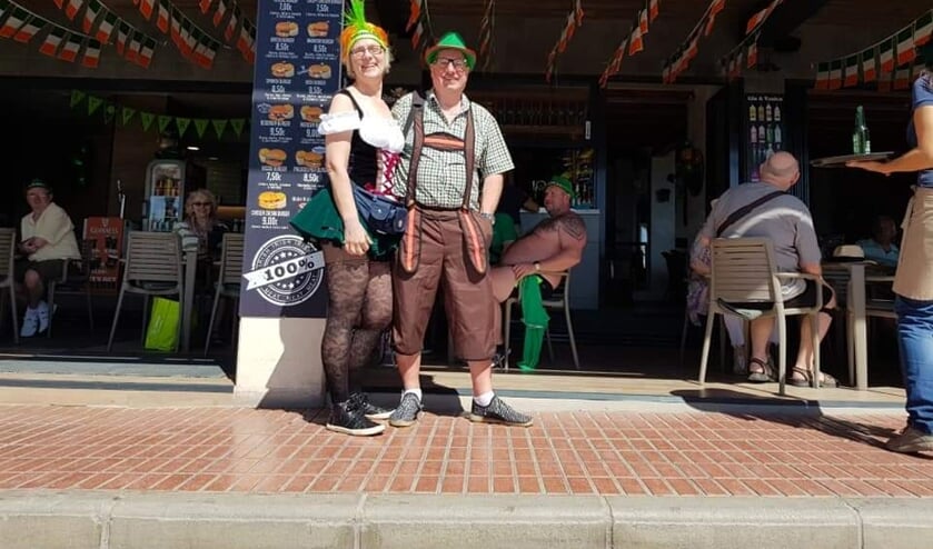 Ans en Eric in Benidorm (2019) tijdens St. Patricks Day | Fotonummer: b09c7e