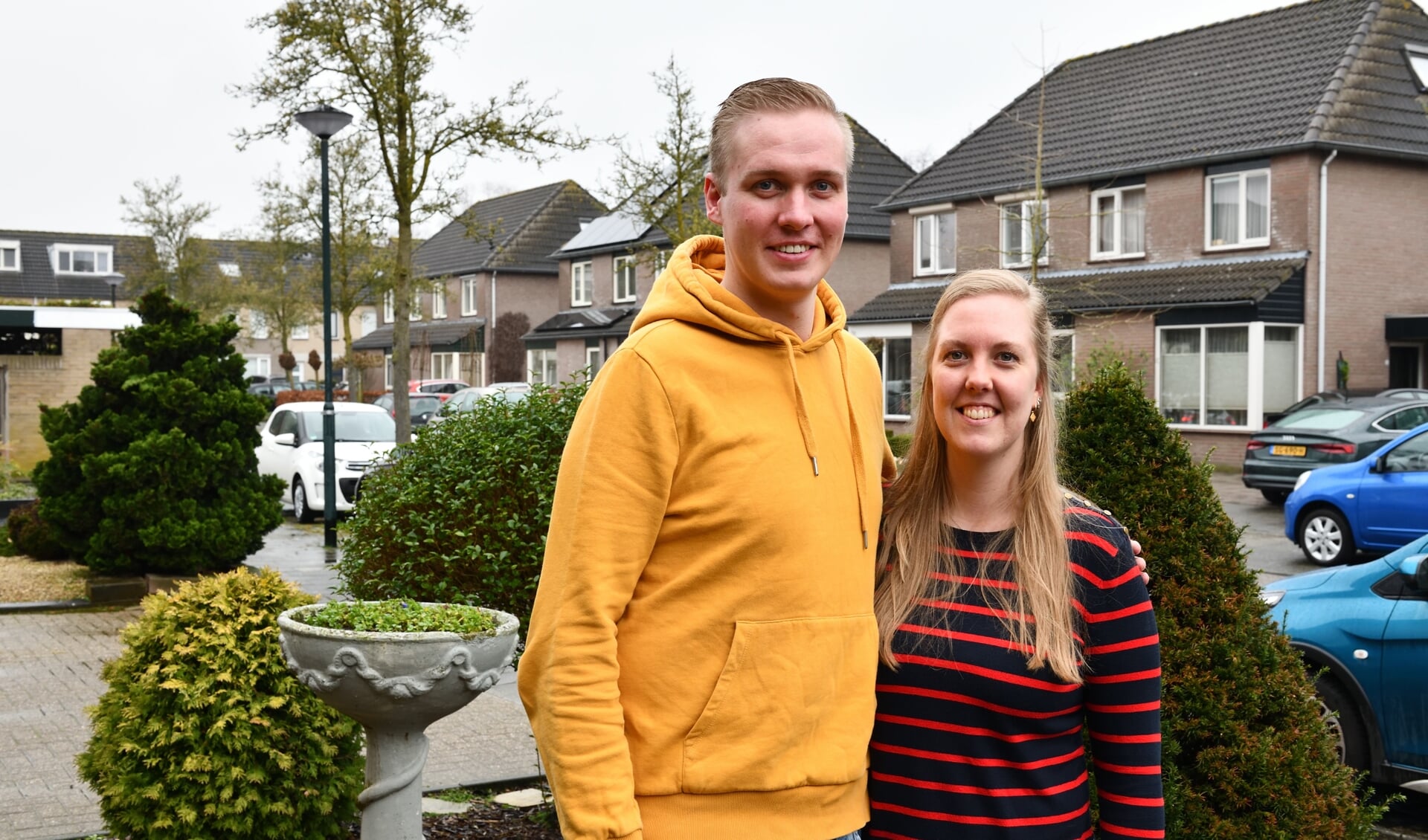 Thomas en Bregje in hun tuin in de Rhônelaan