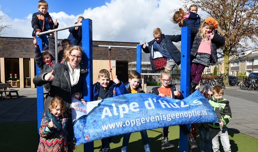 Laura (links) tussen een aantal kinderen van de Stoklandschool (archieffoto) | Fotonummer: 9a6dda