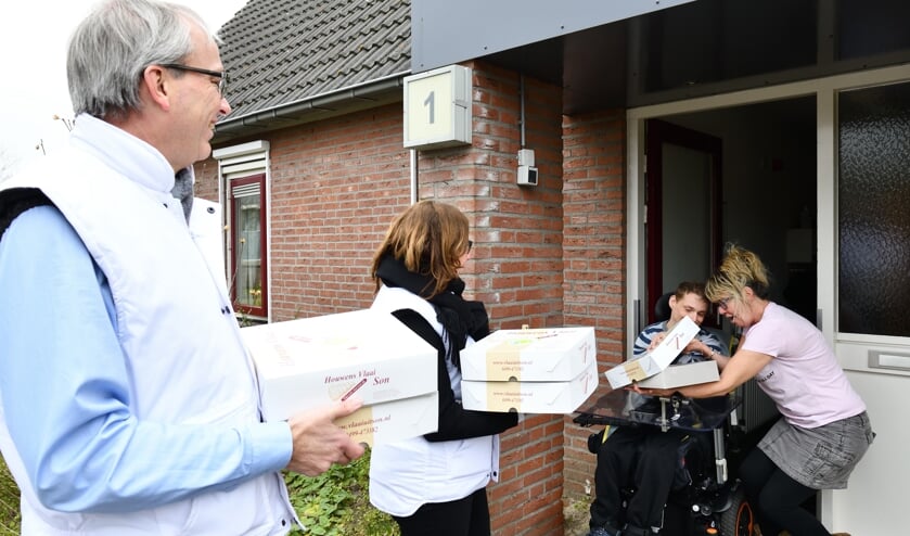 Dankbaar werden de vlaaien in ontvangst genomen | Fotonummer: d94536