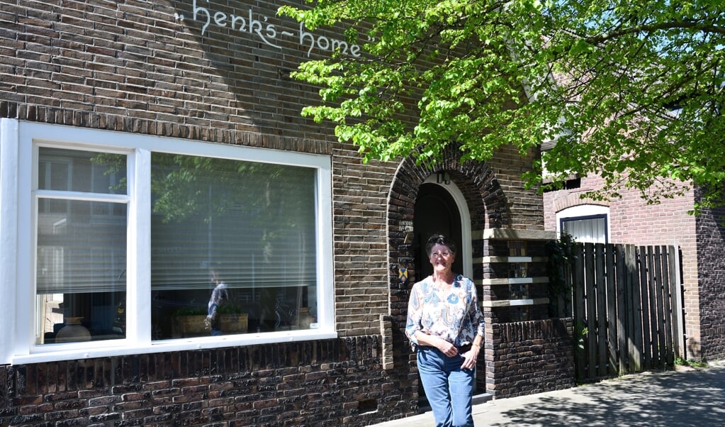 Lisette Veeneman voor het huis van haar ouders Henk's Home