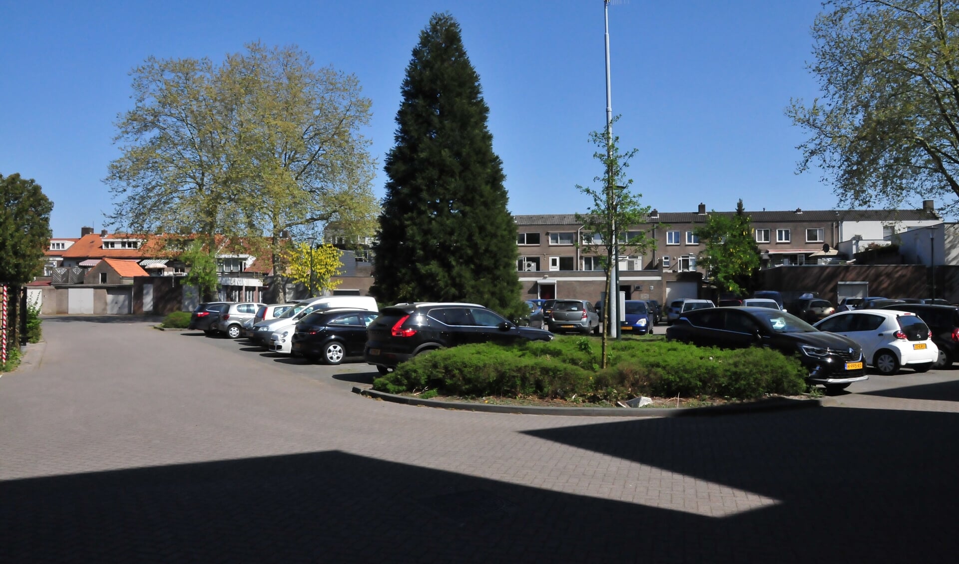 Het huidige parkeerterrein achter de Rabobank in het centrum van Son en Breugel
