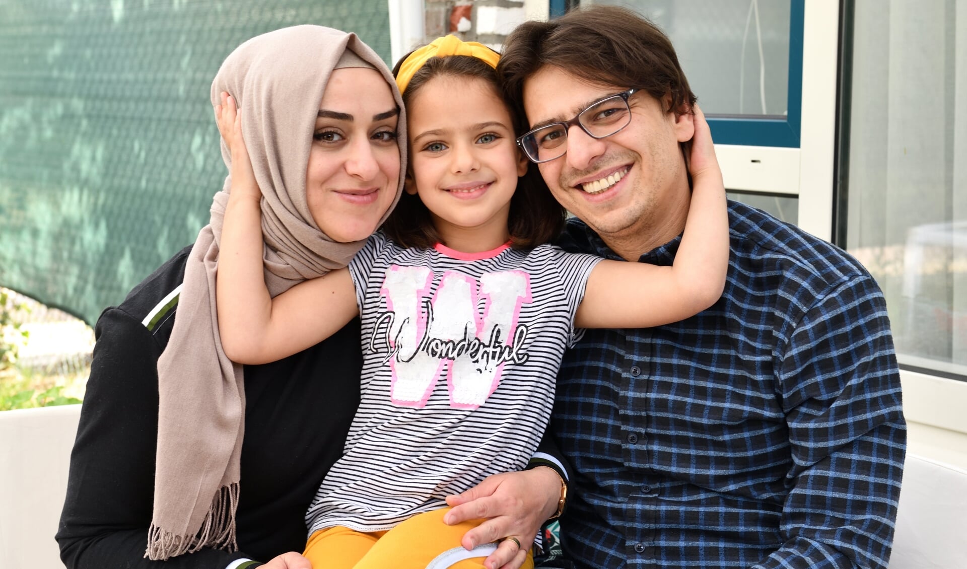 Erkam (r) met zijn vrouw Sinem (l) en dochter Feyza Nur (m)