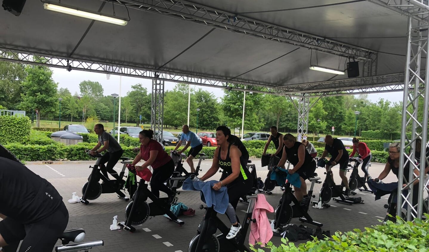 De trainingen bij SonSport worden hervat in de tent