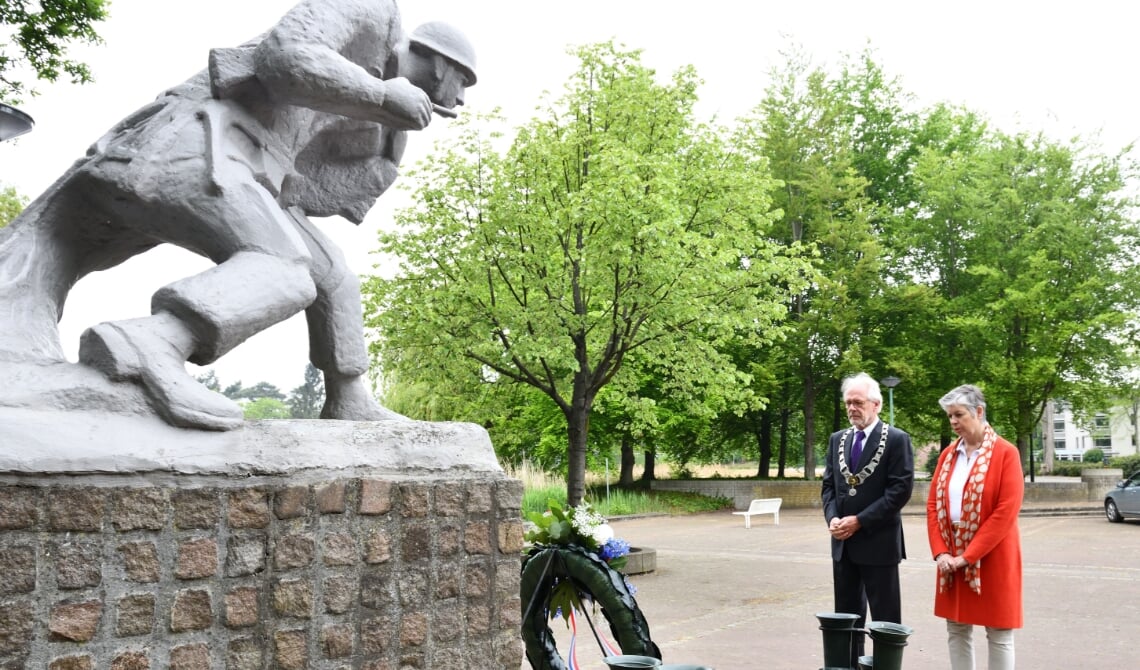 <p>Burgemeester Gaillard legde vorig jaar samen met zijn vrouw een krans bij het monument De Parachutist (archieffoto)</p>