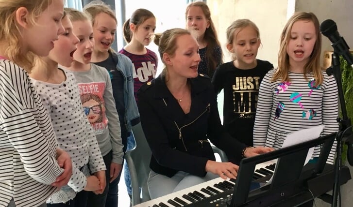 Eva begeleidt kinderen tijdens een verjaardagfeestje, wellicht aankomend jaar tijdens de KinderVakantie Muziekweek