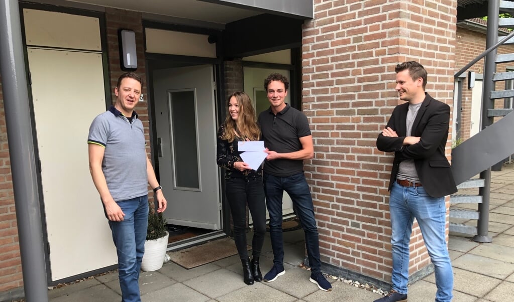 Remco (l) en Luc (r) overhandigen Team 426-van der Aa de eerste prijs