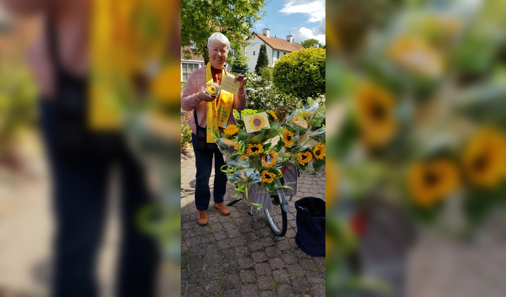 Bestuurslid Anne van Hoorn met de zonnebloemen voor de gasten en de vrijwilligers