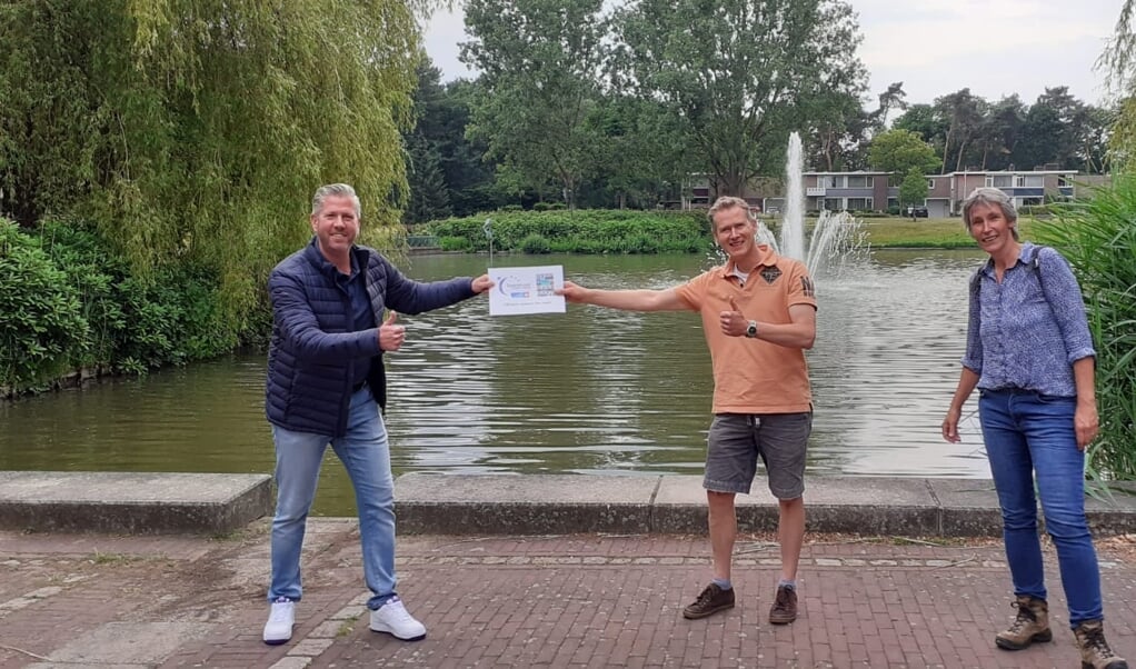 Bernard van Hal (m) en Ineke van Uden (r) overhandigen 150 euro aan Patrick Wijns (l) van SamenLoop voor Hoop Son en Breugel