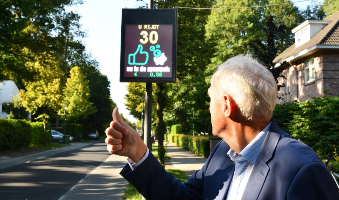 <p>Wethouder Boerma steekt zijn duim op voor goed rijgedrag</p>