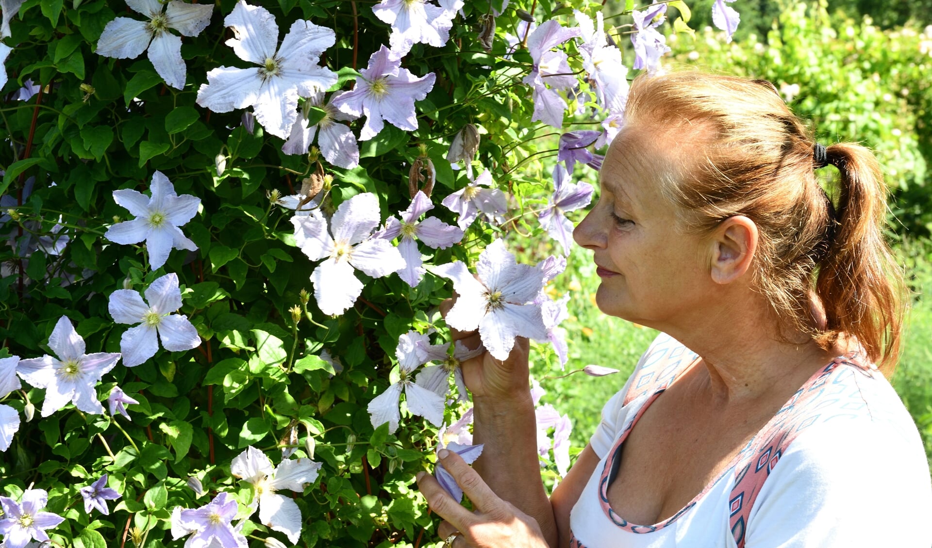 Marie Christien in de tuin van 'Het Verborgen Paradijs'