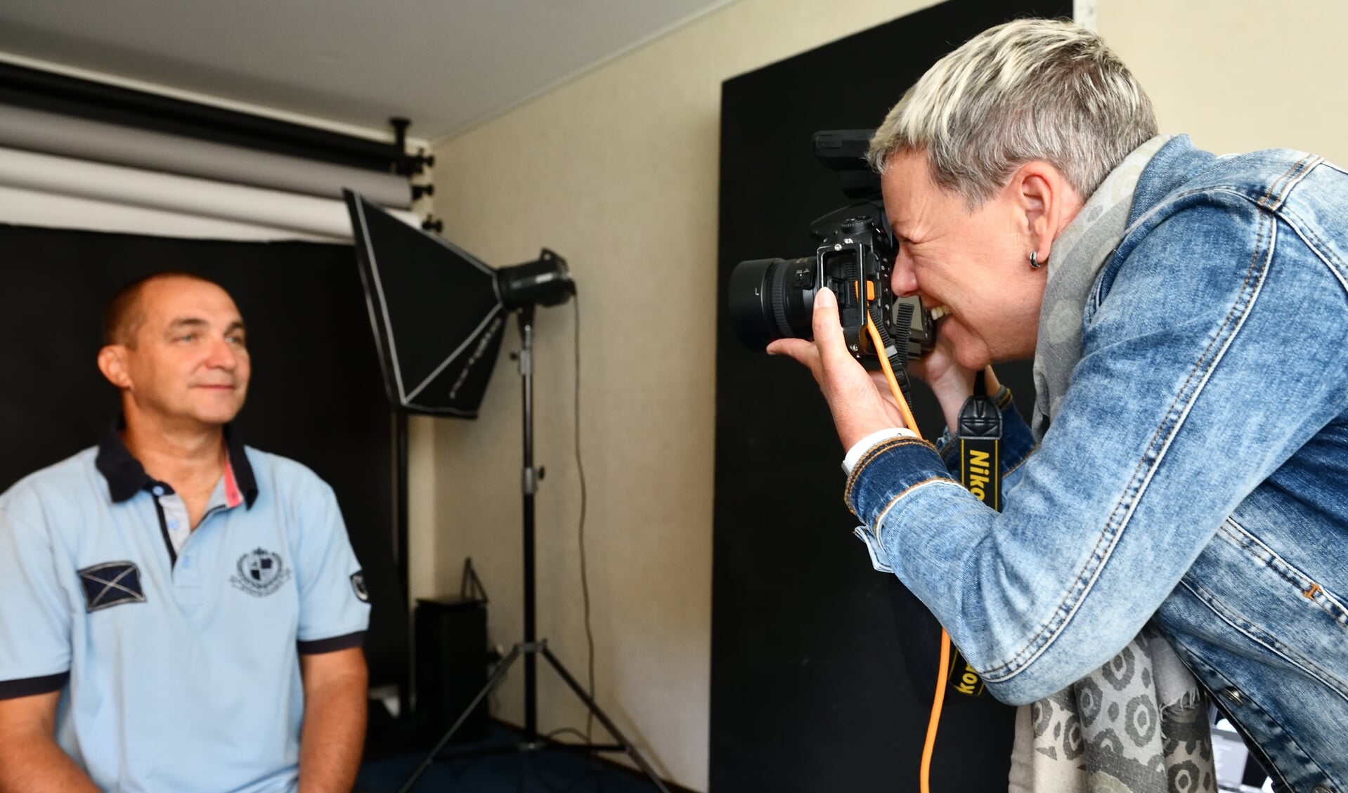 Sandra in actie om 'het verhaal' achter de persoon in beeld te brengen