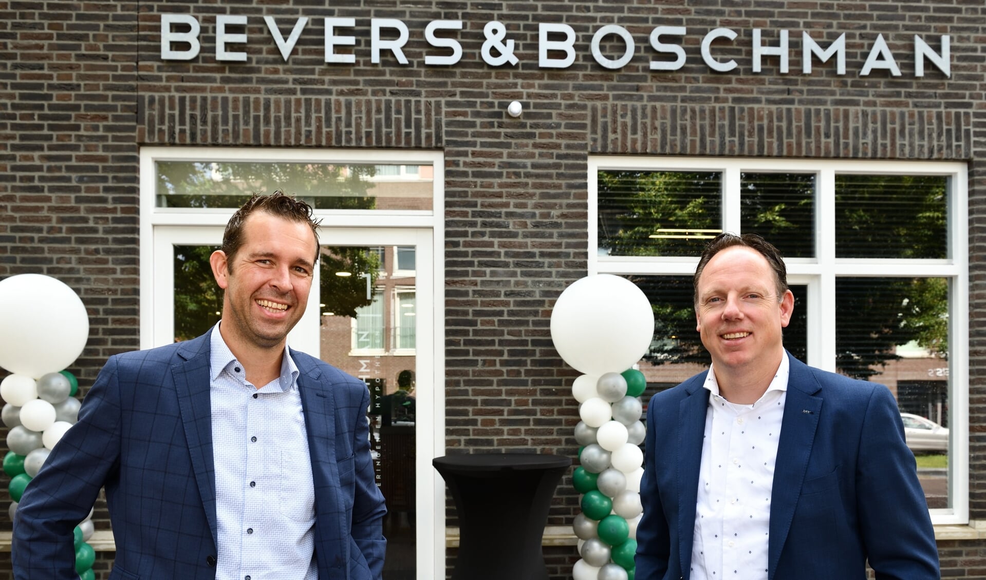 Rudi Boschman en Martin Bevers voor het nieuwe kantoor aan de Nieuwstraat.