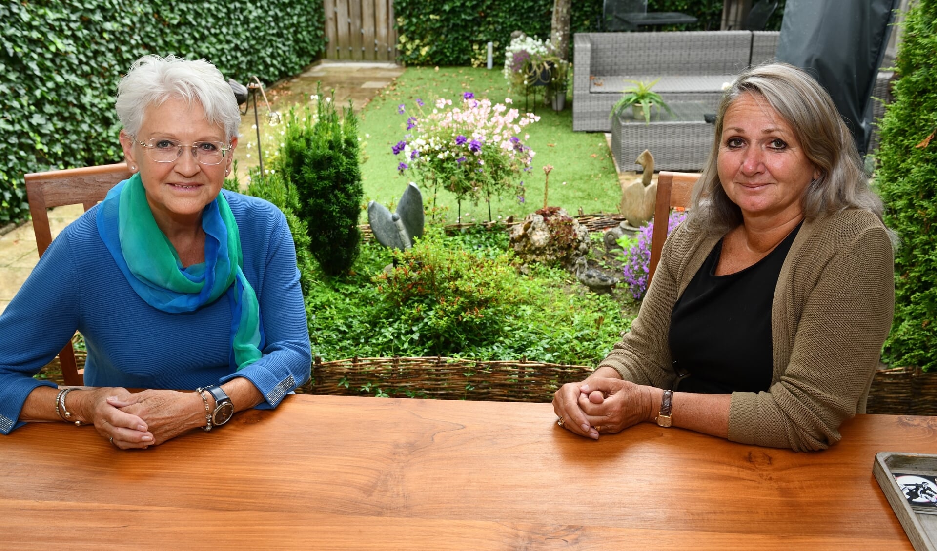De twee raadsleden Marianne van der Putte (l) en Helga Helders (r) van Voor U! (archieffoto)