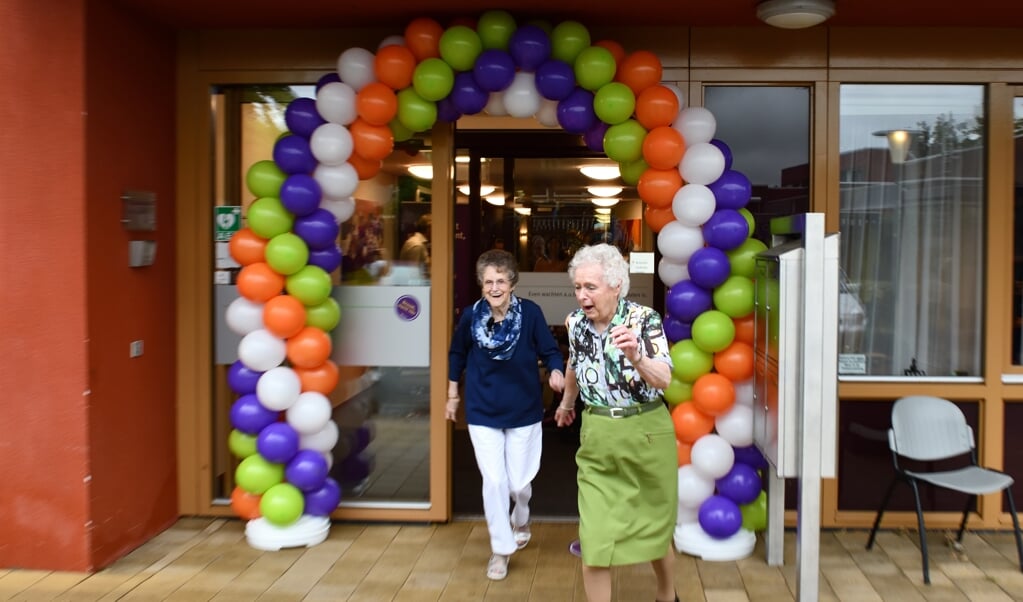 Mevrouw van Hees en mevrouw Brugmans, beiden bewoners van Berkenstaete renden met gevoel voor humor hun vrijheid tegemoet