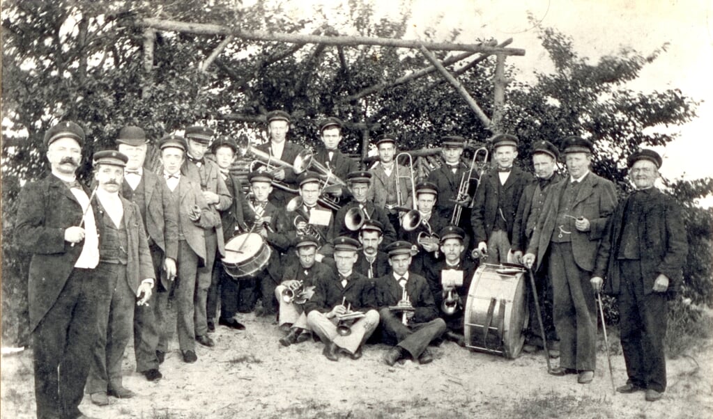 Foto:
Bestuur en leden van fanfare Sint Cecilia in 1902. V.l.n.r.: notaris G.F. van de Westelaken, gemeentesecretaris Dijkhoff en burgemeester Petrus van Grinsven. (70743)
