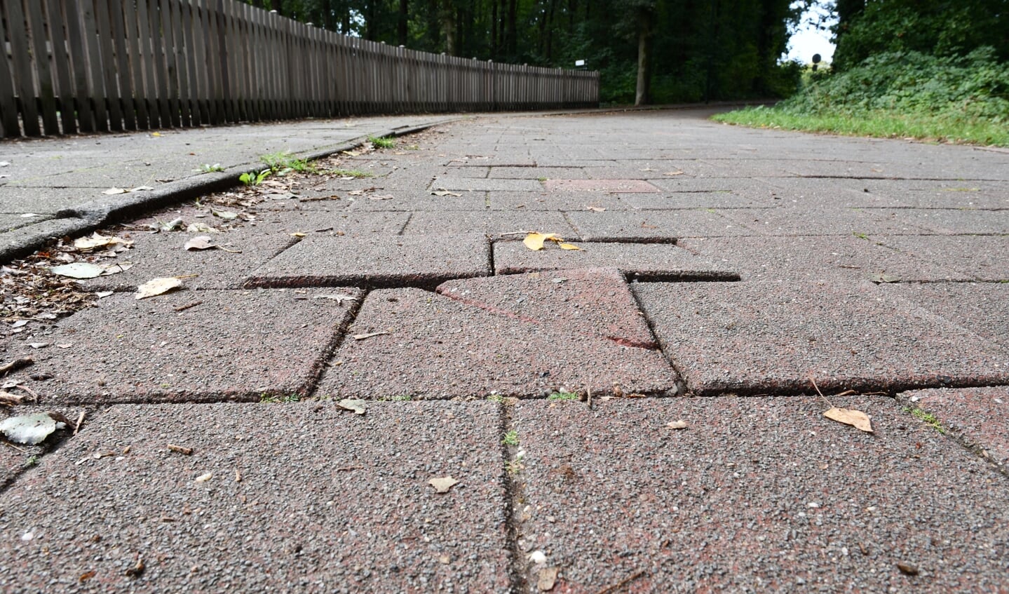 De losliggende tegels van het fietspad Dommelpas bij het Hertenkamp