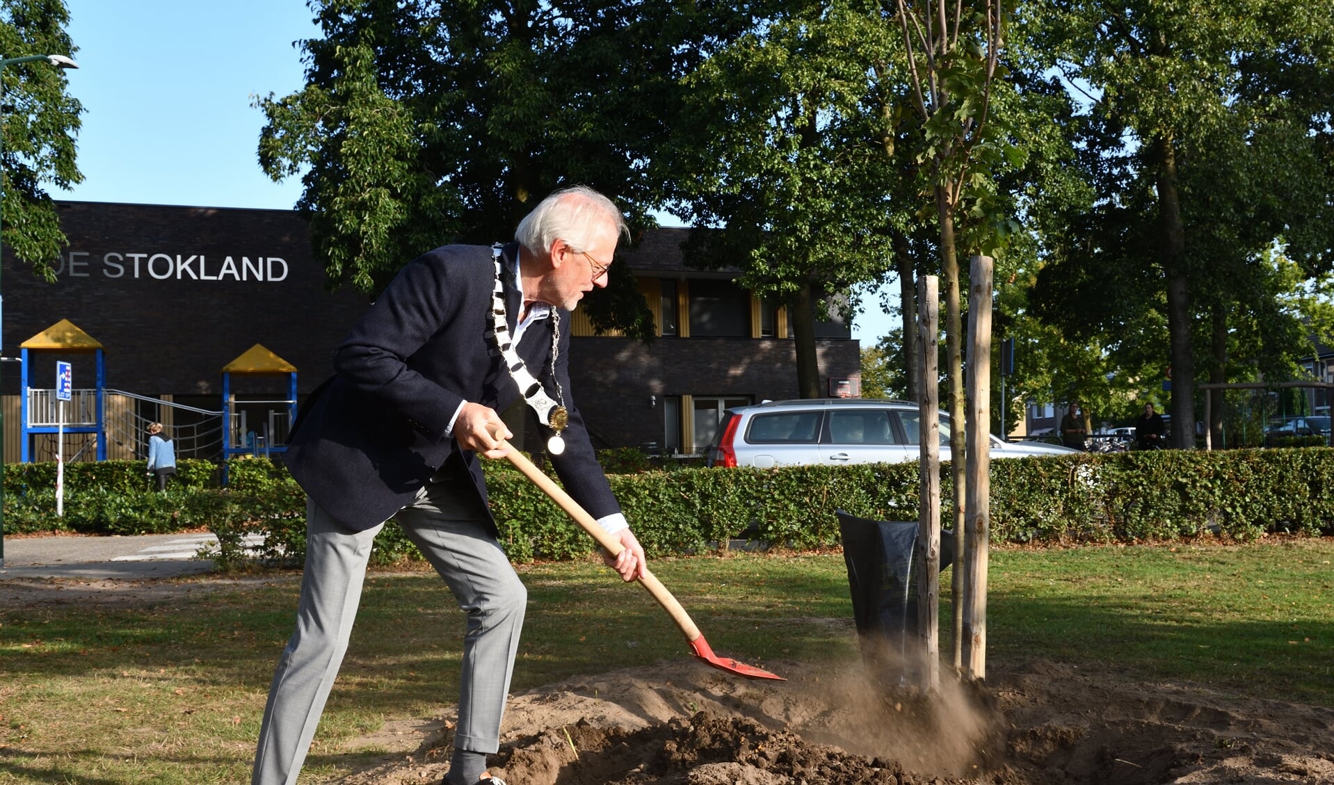 Burgemeester Gaillard plant bevrijdingsboom in Son en Breugel
