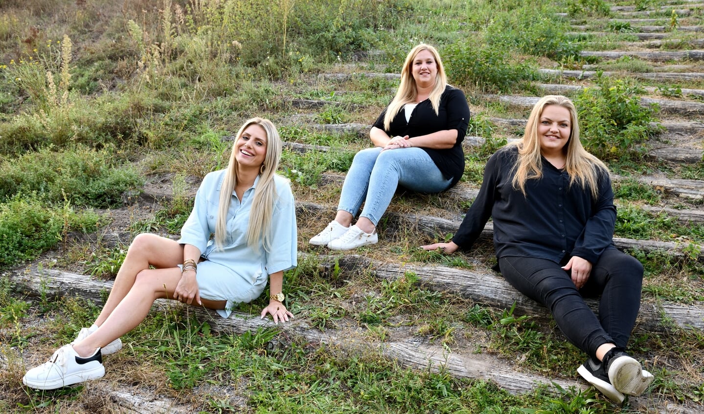 Danielle (l), Karin (m) en Emmy (r) hebben bekendgemaakt dat de eerste Date Night uitgesteld wordt