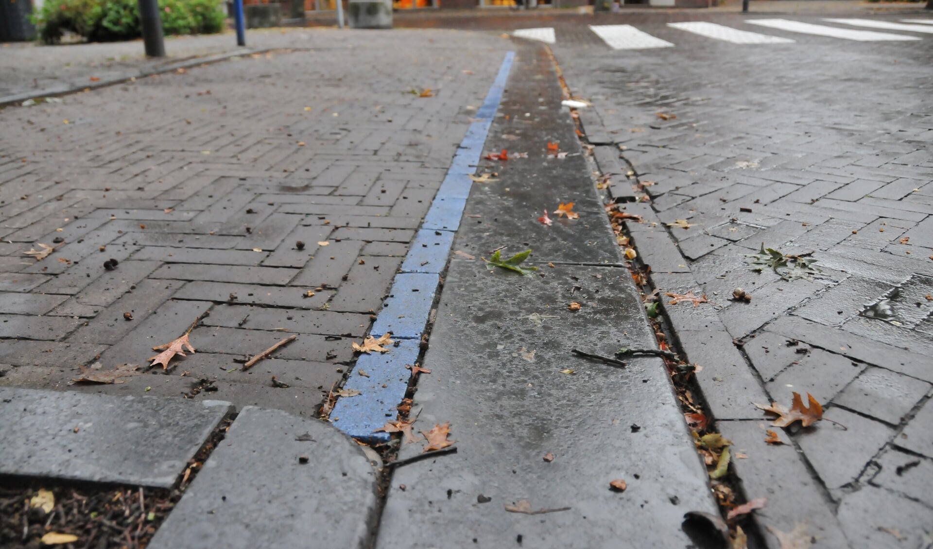 Nog steeds geen antwoord of natuurstenen trottoirbanden opgeruwd worden of vervangen worden door betonnen stoepranden
