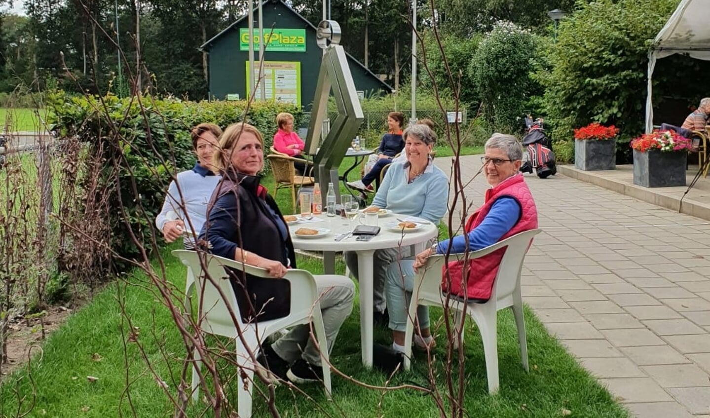 Coronaproof een borrel op het terras na de Sonse Women’s Golf Day